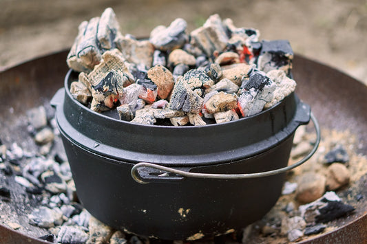 Knisterndes Feuer, Duftendes Brot: Körnerbrot aus dem Dutch Oven