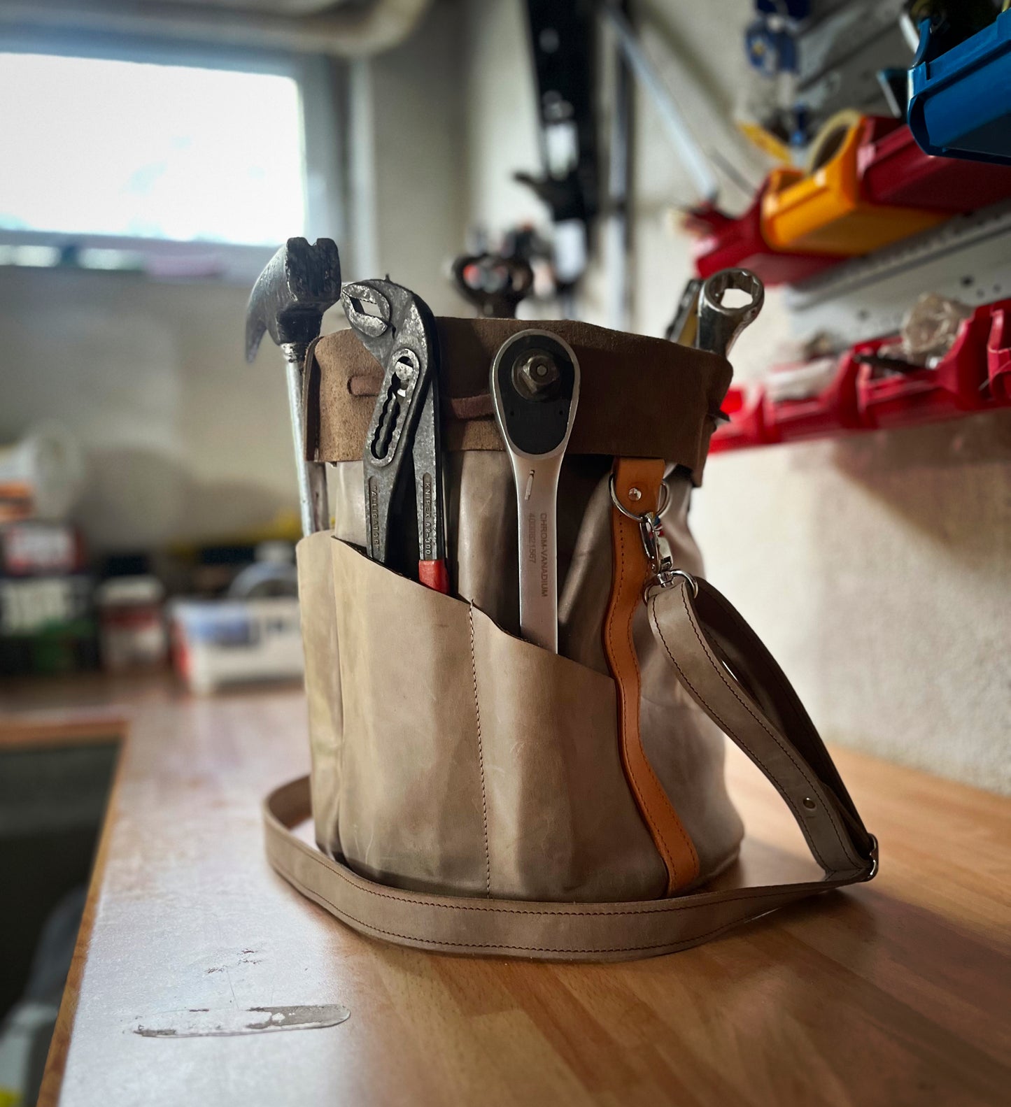 Werkzeugtasche Leder – robuste Eimertasche mit Außentaschen – praktische Aufbewahrung für Werkzeuge