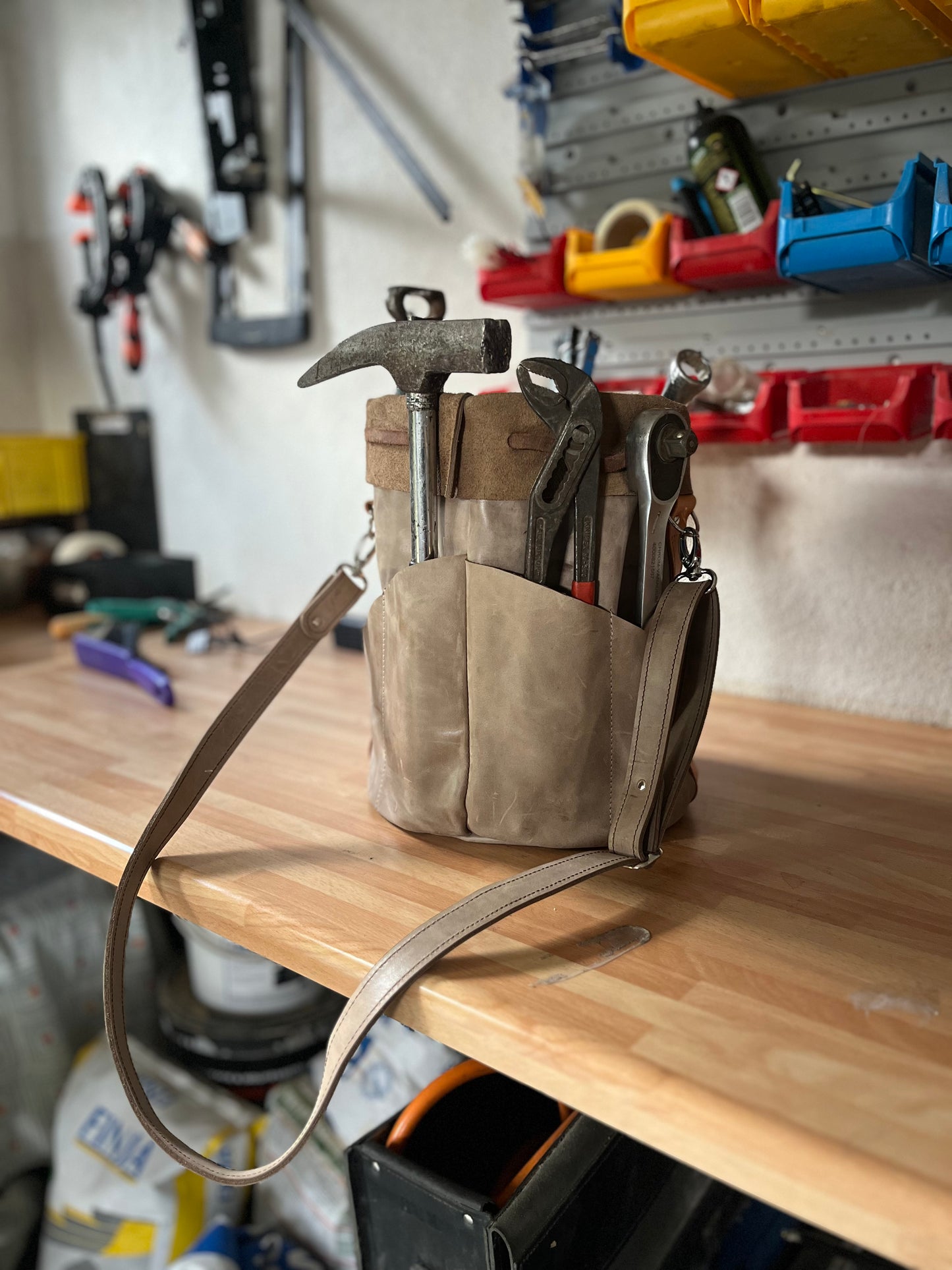 Werkzeugtasche Leder – robuste Eimertasche mit Außentaschen – praktische Aufbewahrung für Werkzeuge
