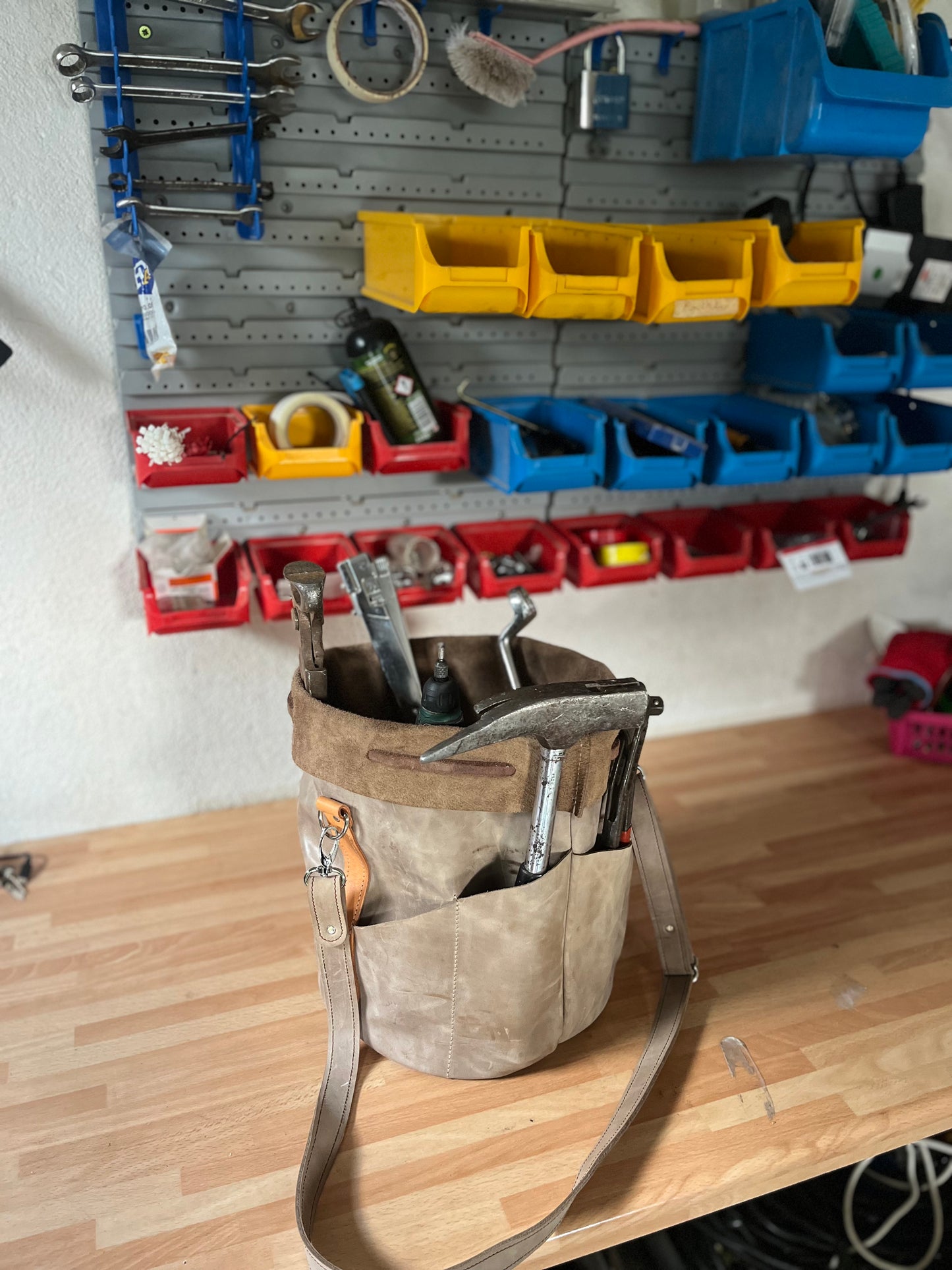 Werkzeugtasche Leder – robuste Eimertasche mit Außentaschen – praktische Aufbewahrung für Werkzeuge