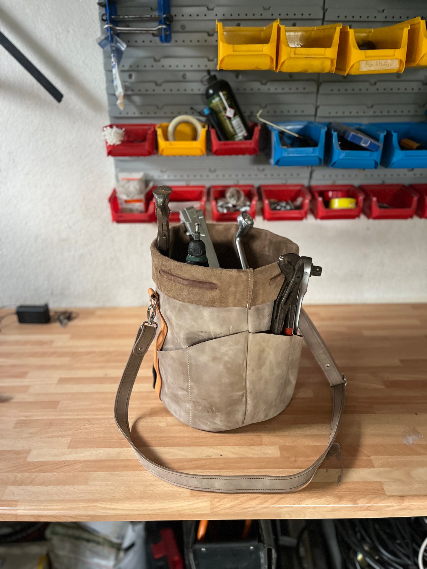 Werkzeugtasche Leder – robuste Eimertasche mit Außentaschen – praktische Aufbewahrung für Werkzeuge
