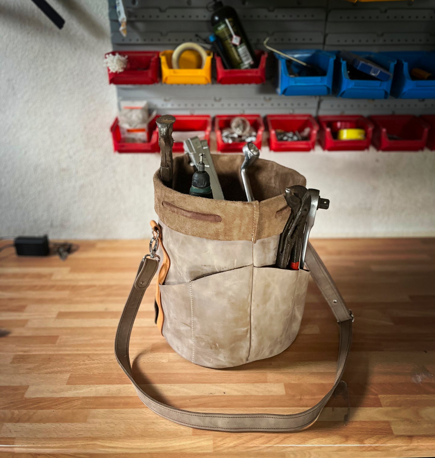 Werkzeugtasche Leder – robuste Eimertasche mit Außentaschen – praktische Aufbewahrung für Werkzeuge