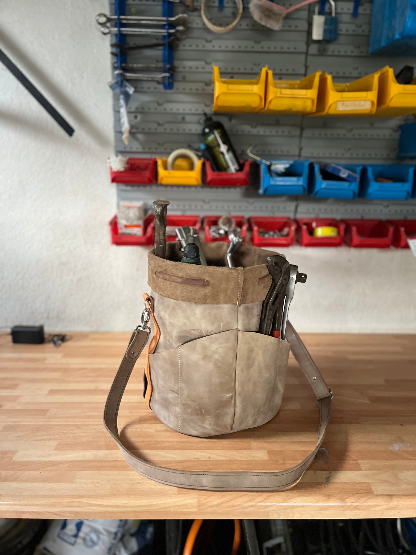 Werkzeugtasche Leder – robuste Eimertasche mit Außentaschen – praktische Aufbewahrung für Werkzeuge