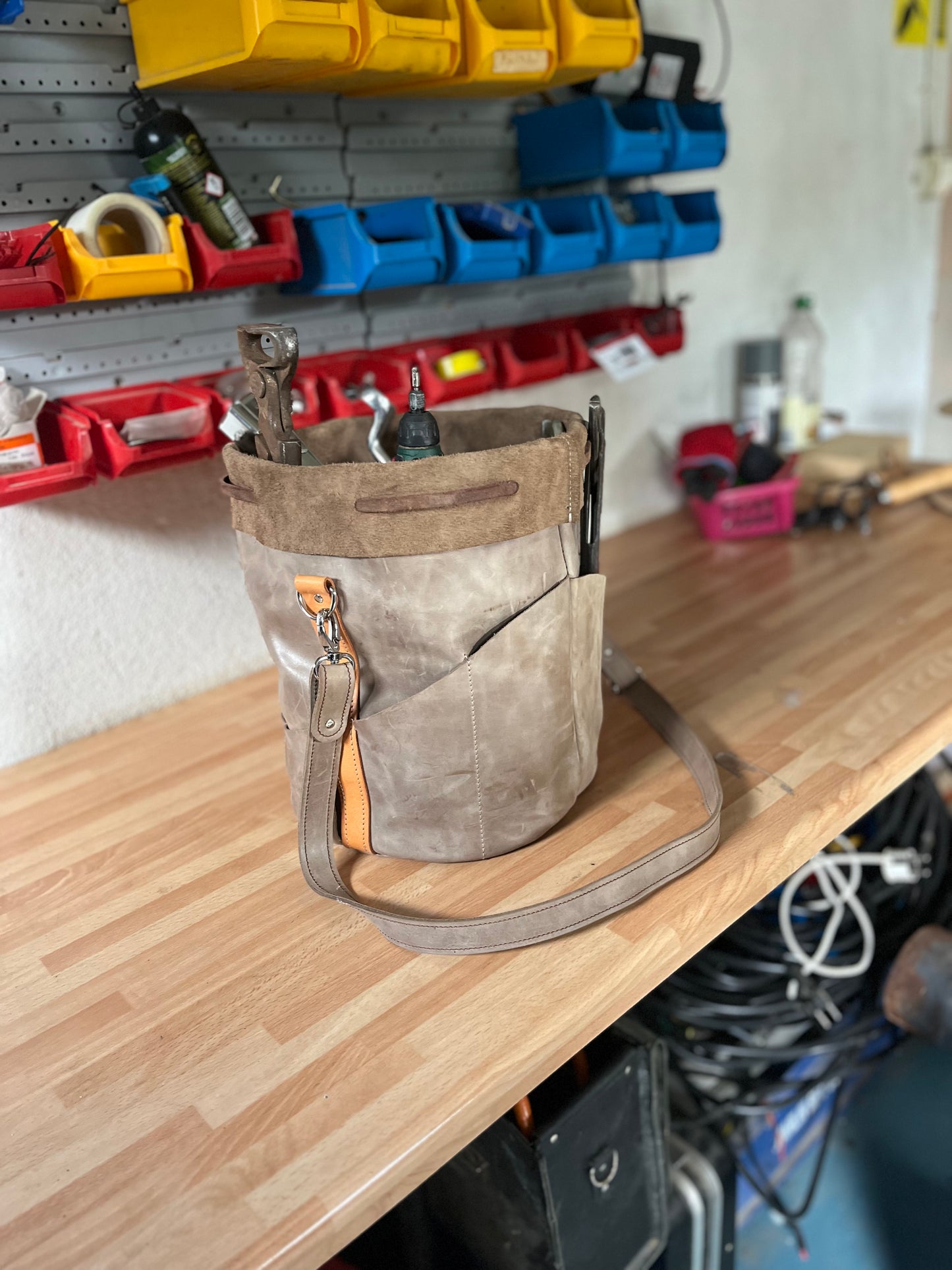 Werkzeugtasche Leder – robuste Eimertasche mit Außentaschen – praktische Aufbewahrung für Werkzeuge