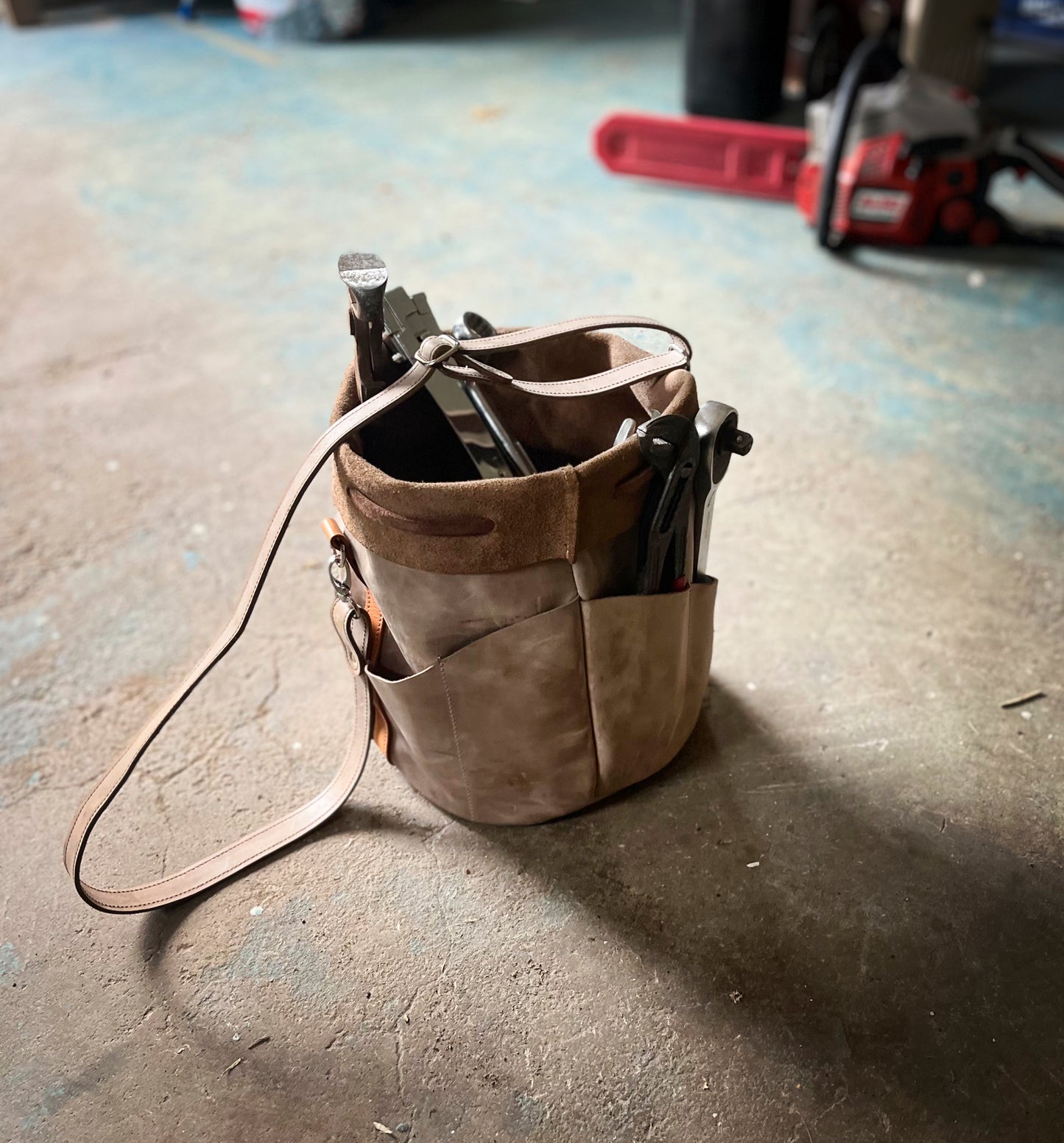 Werkzeugtasche Leder – robuste Eimertasche mit Außentaschen – praktische Aufbewahrung für Werkzeuge