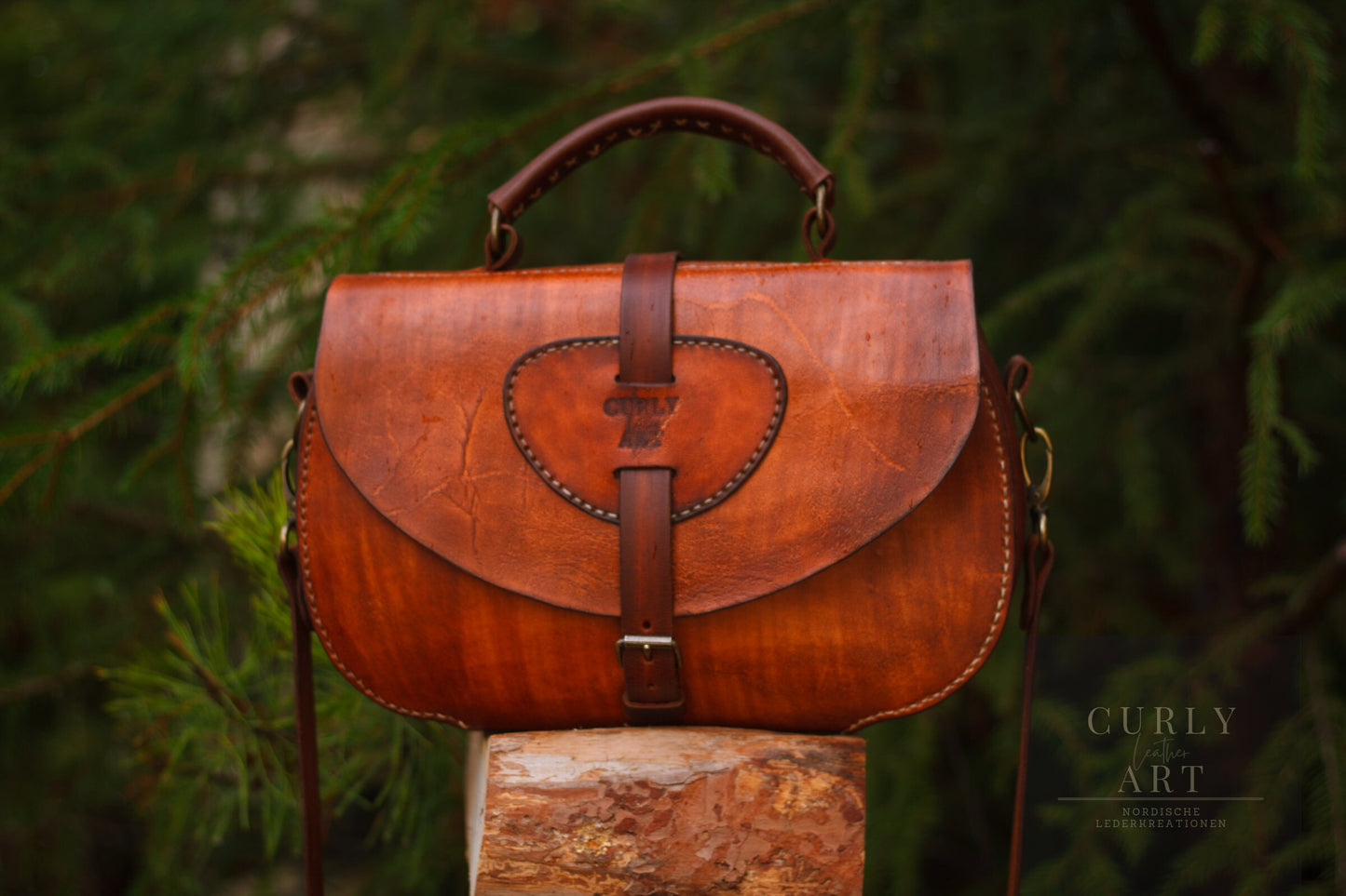 "Skadi" shoulder bag with a touch of vintage