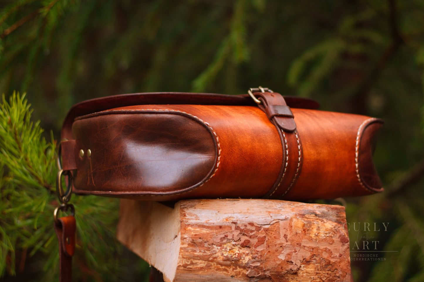 "Skadi" shoulder bag with a touch of vintage