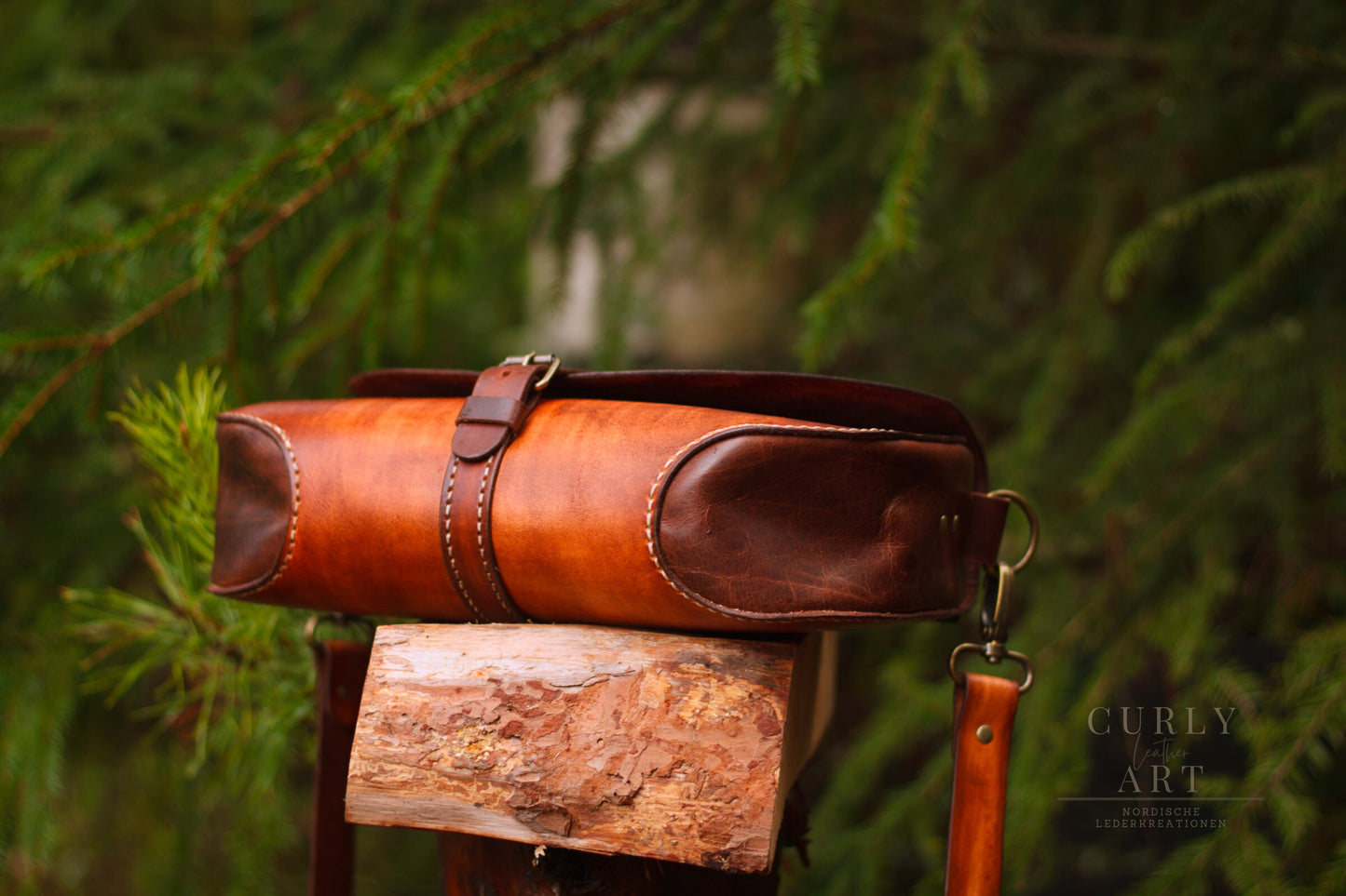 "Skadi" shoulder bag with a touch of vintage