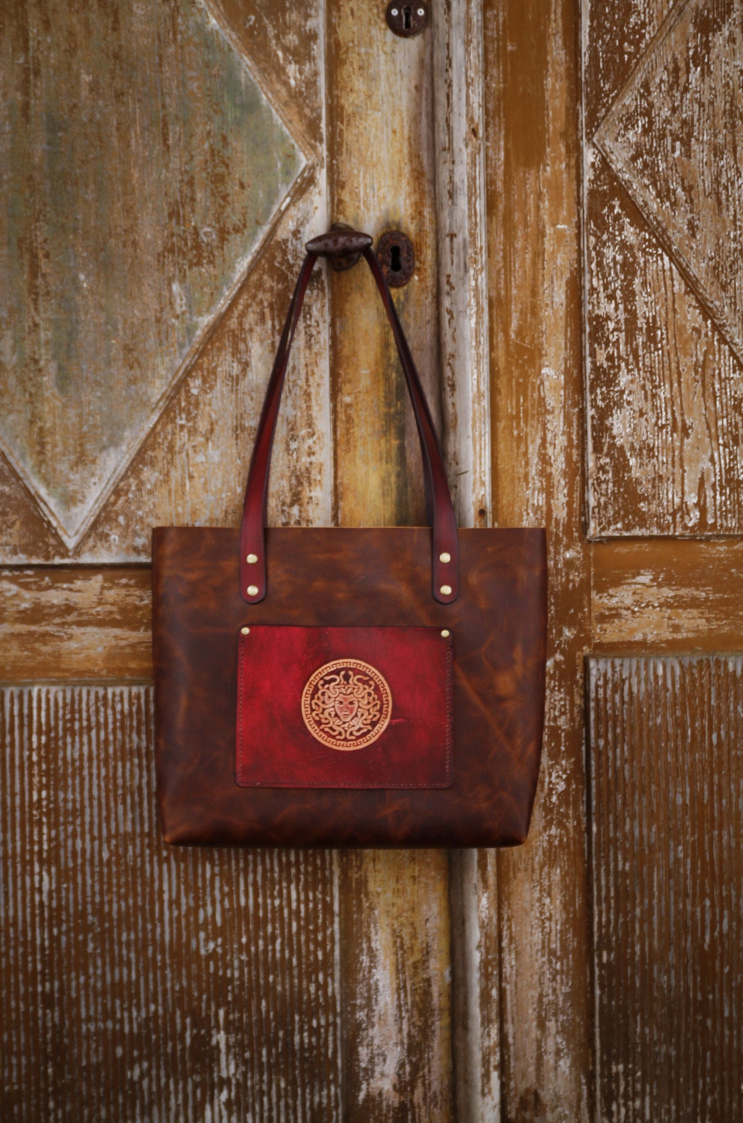 Shopper i läder med innerficka, Medusa-design