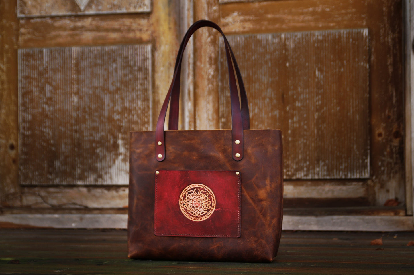 Shopper i läder med innerficka, Medusa-design