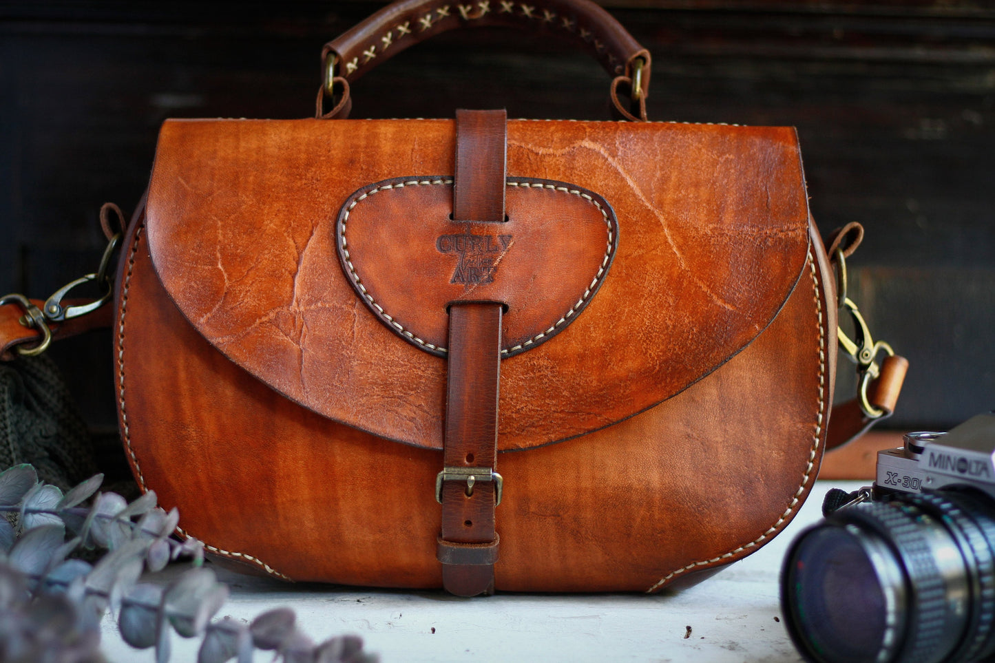 "Skadi" shoulder bag with a touch of vintage