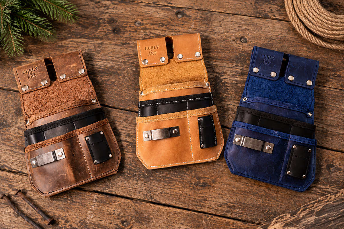Allround-Werkzeugtaschen aus Leder in Braun, Hellbraun und Blau mit schwarzen Fächern und Metallclips auf einer Holzfläche
