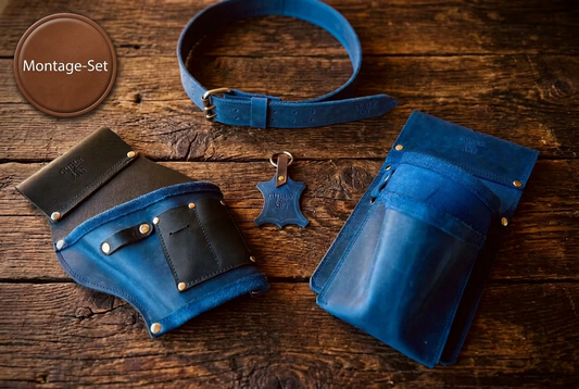 Blauer Ledergürtel, blaue Schraubentasche und schwarz-blauer Akkuschrauberhalter auf einer dunklen Holzfläche