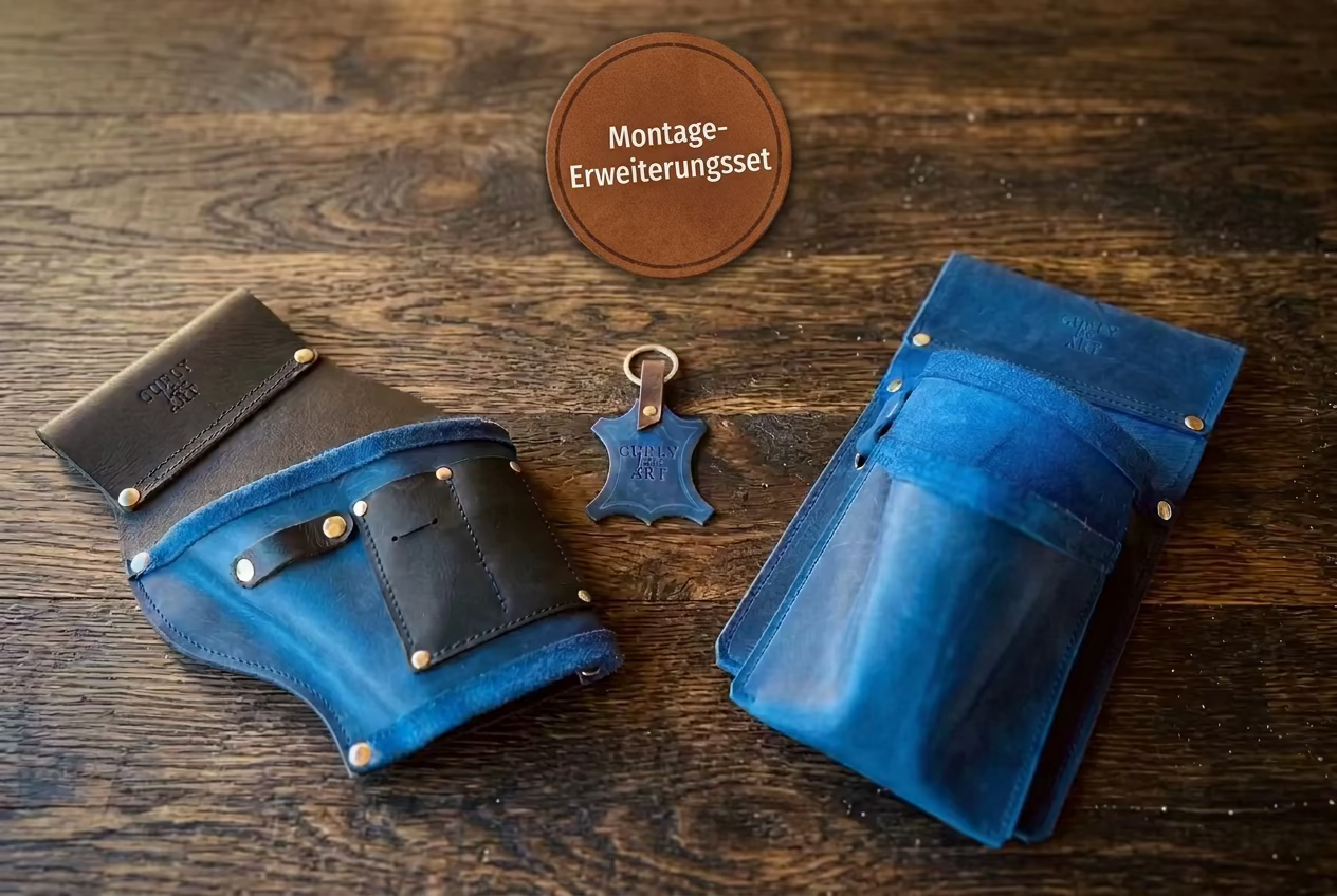 Montage-Erweiterungsset ohne Gürtel mit blau-schwarzem Akkuschrauberhalter und blauer Leder-Schraubentasche auf dunklem Holz