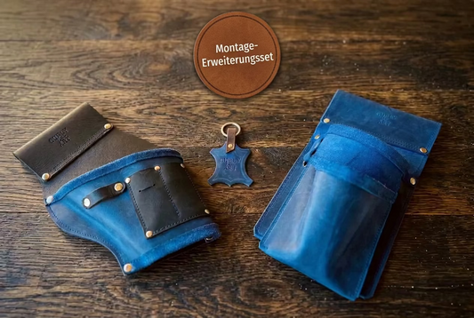 Montage-Erweiterungsset ohne Gürtel mit blau-schwarzem Akkuschrauberhalter und blauer Leder-Schraubentasche auf dunklem Holz