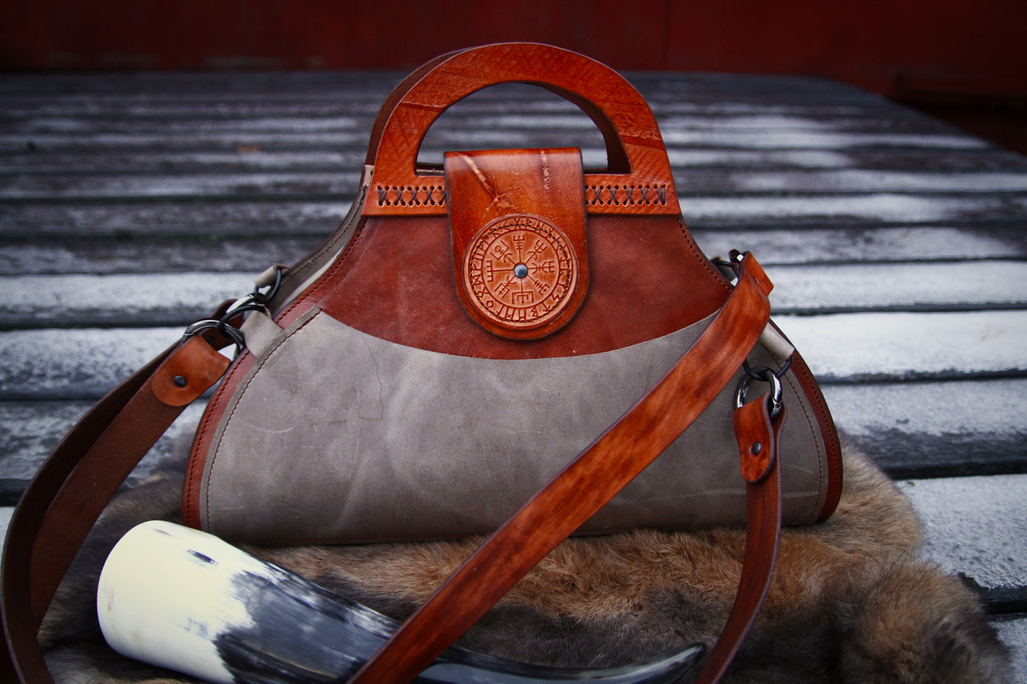 Handgefertigte Lederhandtasche "Freja" mit Vegvisir Design • Henkeltasche • Schultertasche