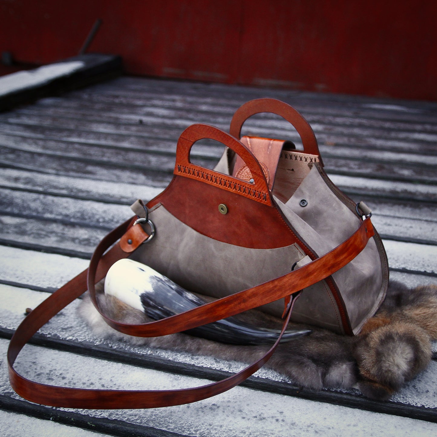 Handgefertigte Lederhandtasche "Freja" mit Vegvisir Design • Henkeltasche • Schultertasche