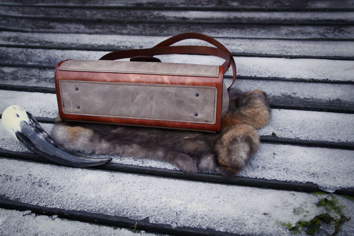 Handgjord handväska i skinn "Freja" med Vegvisir design • handtagsväska • axelväska