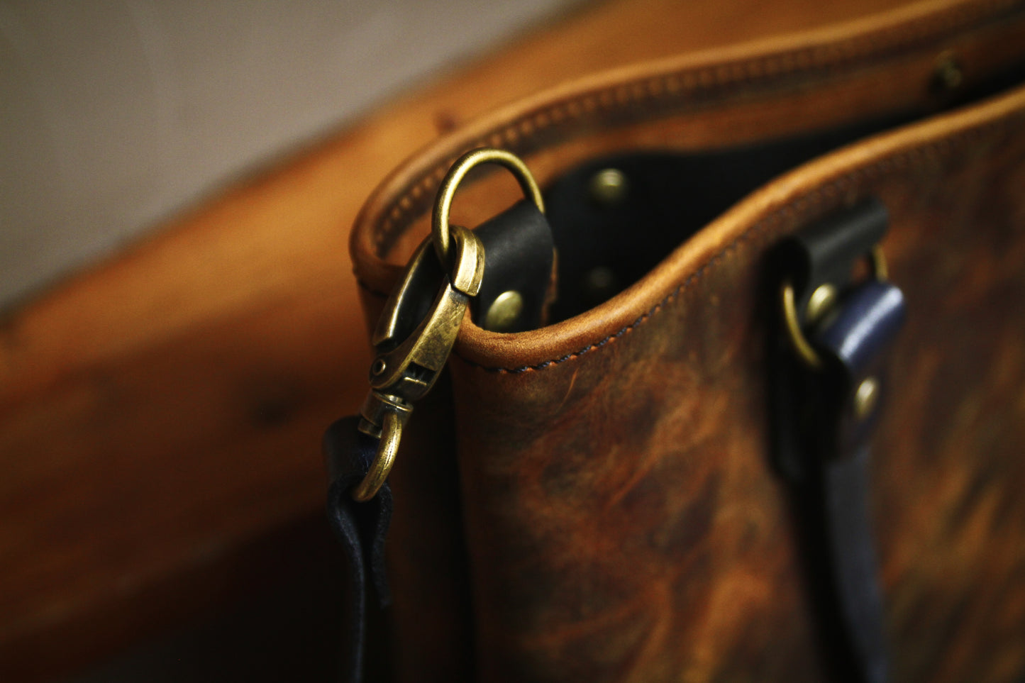 Vardagsväska i kontrasterande design • Shopper i läder 