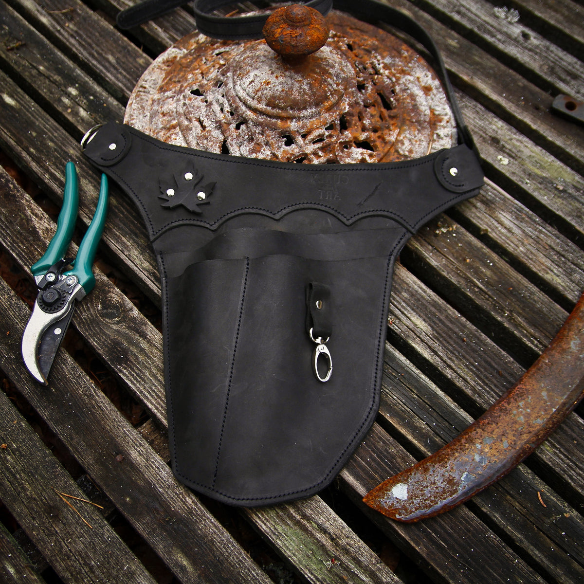Garden tool belt, left side of the body, tool belt