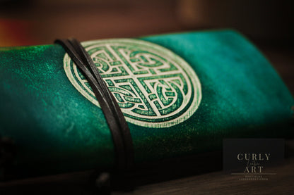 Individuelle Tabaktasche aus Leder mit keltischem Knoten