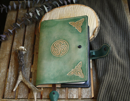 Handgefertigte Buchhülle mit Keltischem Knoten - Notizbuch A5 Leder