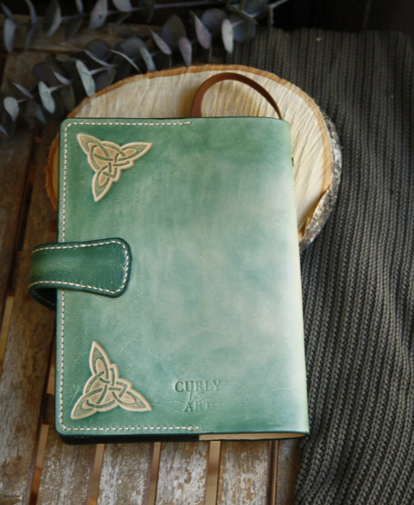 Handgefertigte Buchhülle mit Keltischem Knoten - Notizbuch A5 Leder